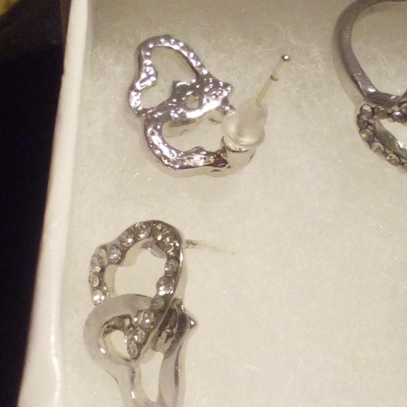 Silver tone heart crystal jewelry set - Picture 3 of 7